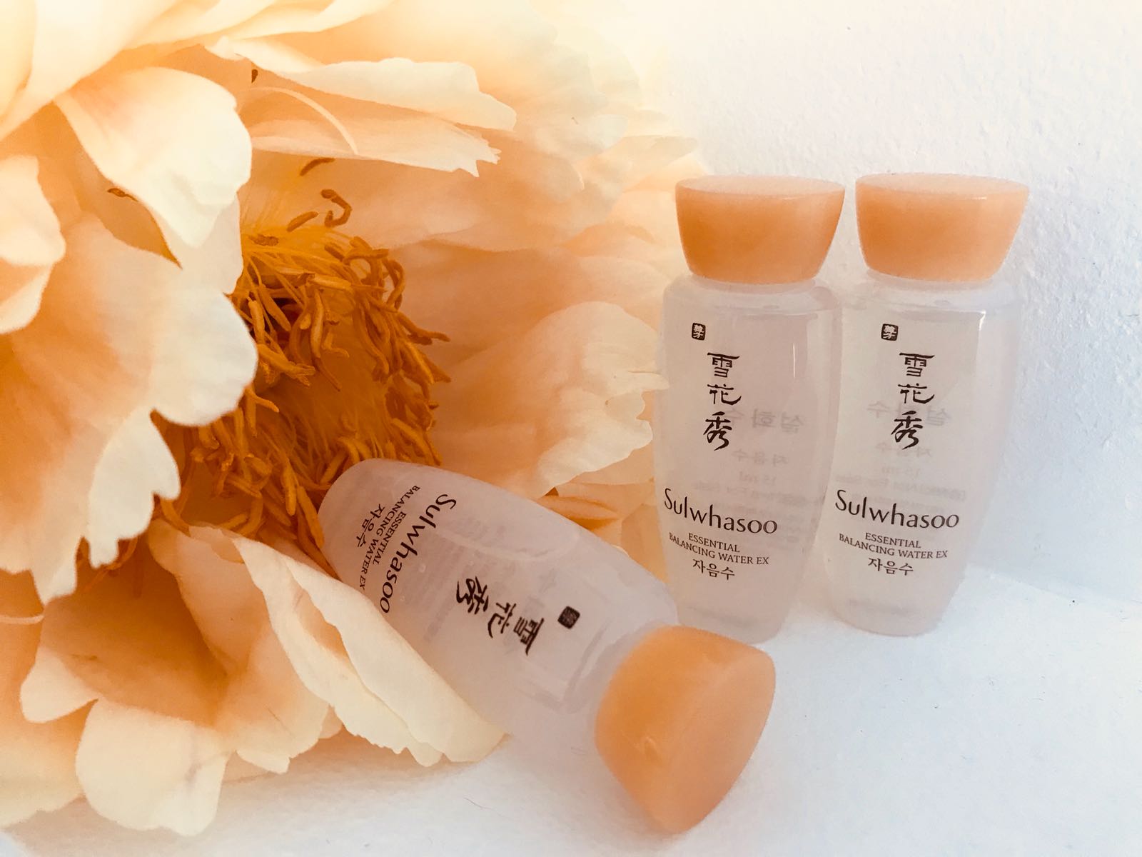 Asian cosmetics. Sulwhasoo корейская косметика. Корейский лосьон для лица. Тонер для лица корейский. Сульвасу корейская косметика.